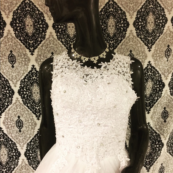 White floral sleeveless Wedding Dress - Picture 4 of 8